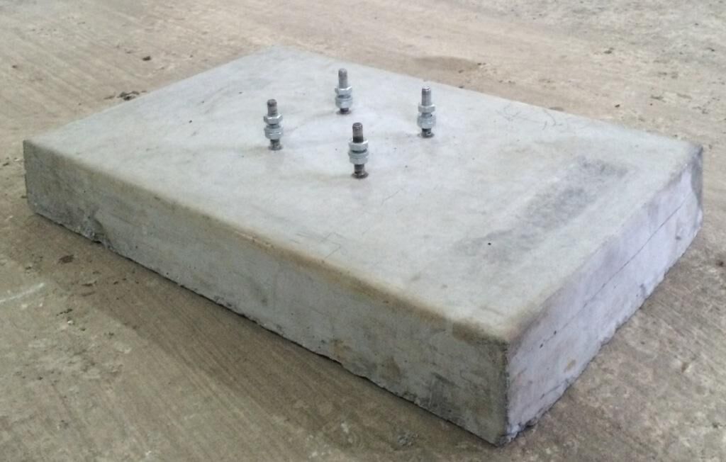 Основание бетонное (тумба) 600*400*100мм со шпильками под столб с фланцем