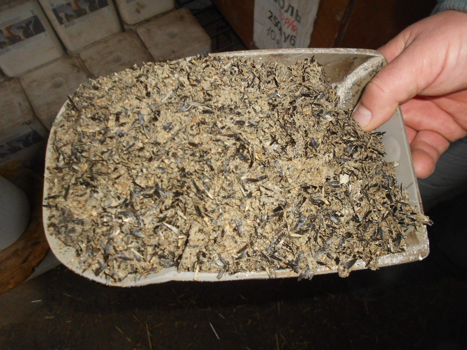 Жмых 25 кг в мешках корм добавка для животных